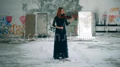 被遗弃的大楼里有一位女小提琴手在<strong>演奏</strong>乐器